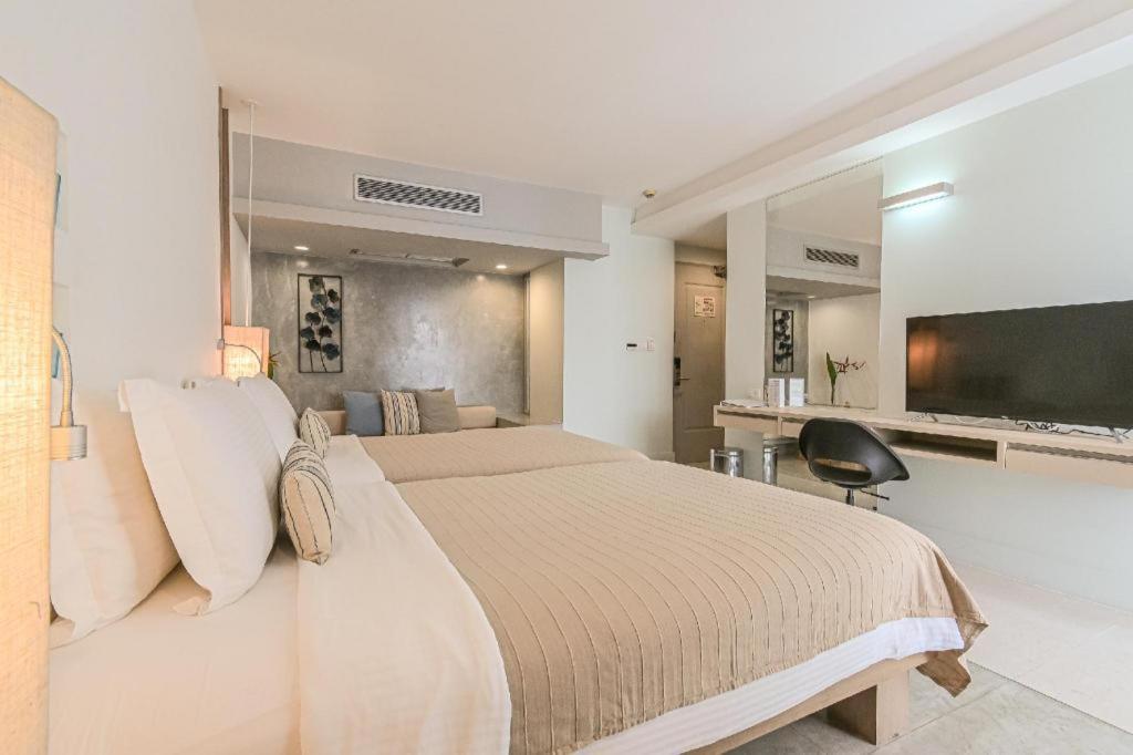 Hotel Ramada By Wyndham Phuket Southsea Karon Exterior foto
