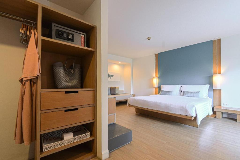 Hotel Ramada By Wyndham Phuket Southsea Karon Exterior foto
